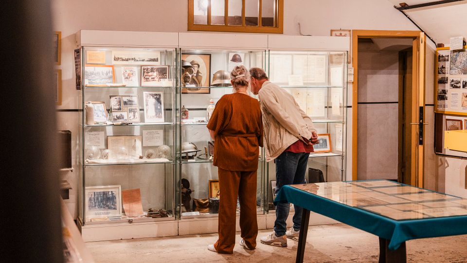 Bezoekers die kijken naar een vitrinekast bij museumstukken