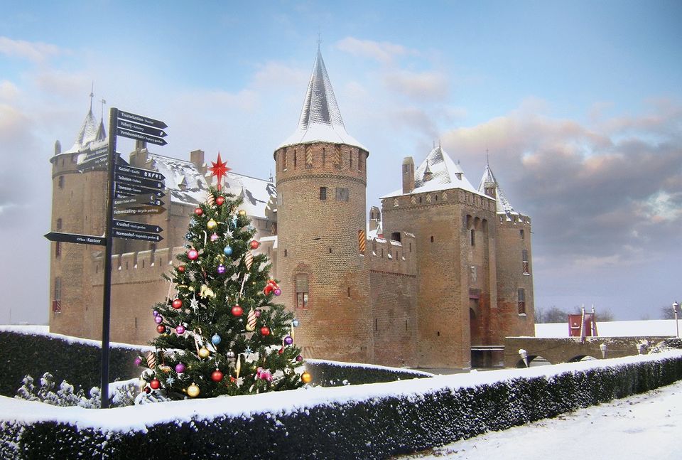 Muiderslot met kerstboom in de sneeuw.