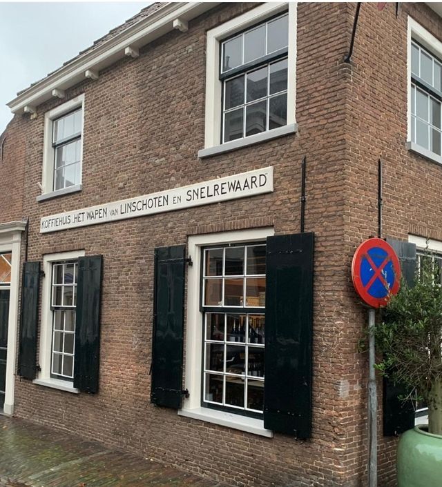 Buitenaanzicht restaurant Linschoten: Malou Fine Food & Drinks, het oude Wapen van Linschoten.