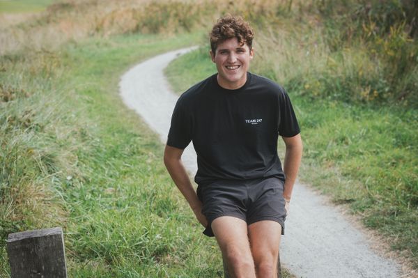 Tim rust tijdens het hardlopen uit op een hekje