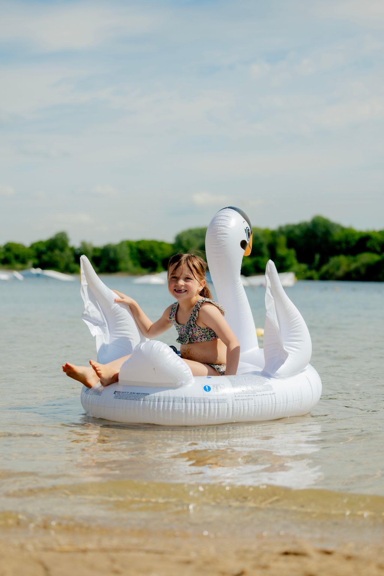 Meisje in zwemband in het water.