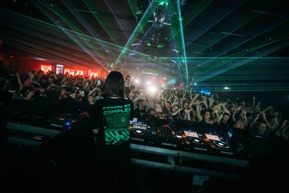 Feestende mensen met dj in Complex in Maastricht