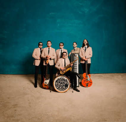 Los Moustros del Espacio Exterior met saxofoon, gitaar en basgitaar, voorafgaand aan hun optreden bij Podium Bredius in Woerden.