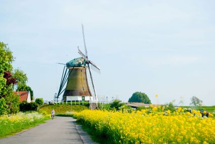Veendermolen vanaf de zijkant in Roelofarendsveen