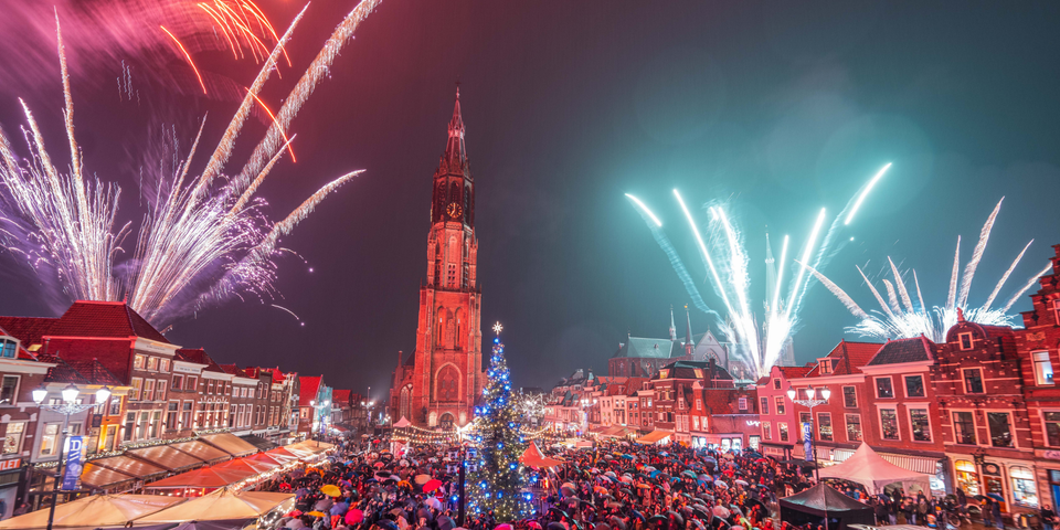 Lichtjesavond in Delft met vuurwerk op de Markt