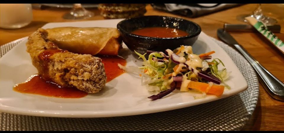 Een bord met aziatisch eten