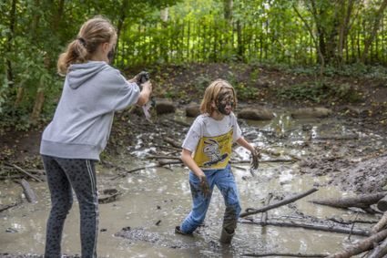 Kinderen gaan op expeditie in Natuurspeeltuin Landgoed Bredius in Woerden en ontdekken spelenderwijs de natuur tijdens een avontuurlijke tocht door water en modder.