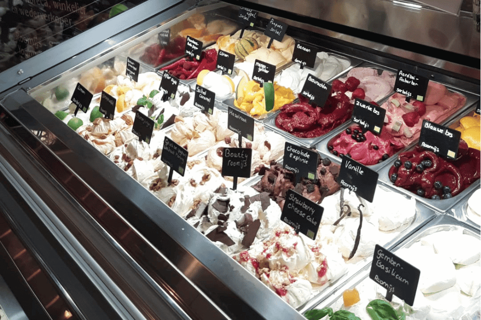 Vitrine met bakken ijs