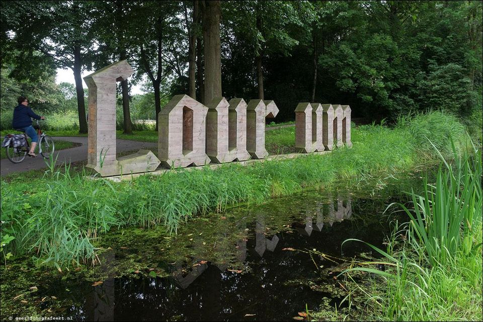 Lente beeld van de Laurium letter bij landgoed Bredius in Woerden