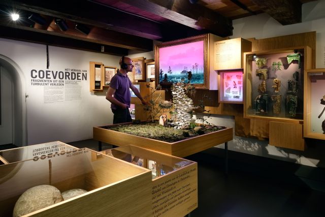 Een man staat in de tentoonstellingsruimte van het Stedelijk Museum in Coevorden.
