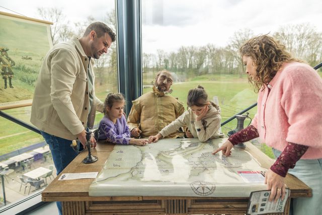 Een gezin bekijkt samen een interactieve kaart in het Grebbelinie Bezoekerscentrum bij Fort aan de Buursteeg in Renswoude. De tentoonstelling laat bezoekers op een toegankelijke manier kennismaken met de geschiedenis van de Grebbelinie.