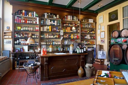 Interieur van de winkel van Weduwe Joustra in Sneek