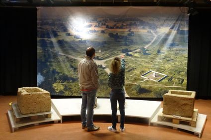 Foto met askisten uit Bemmel voor een impressietekening van een Grafveld. De askist komt qua afmetingen overeen met de askisten die zijn gevonden in Bemmel, hemelsbreed zo’n 8 km verderop.