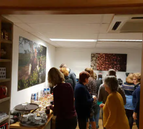 Deelnemers volgen een baristaworkshop bij WP Koffie & Thee Specialiteiten in Woerden en proeven verschillende koffies in de winkel.