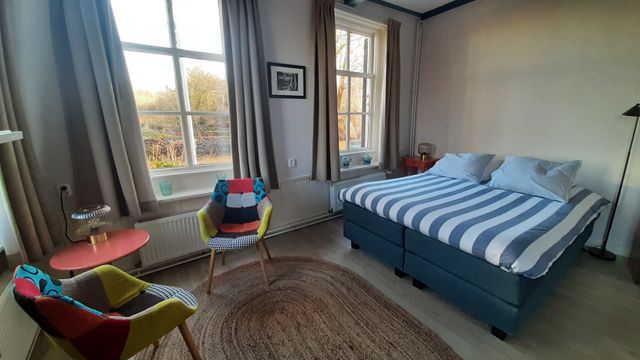 De Zeekamer Deze kamer kijkt ook uit over de Warffumermaar en de tuin aan de noordzijde. Ook hier staat een comfortabel boxspringbed van 210 cm en wordt ook naar wens tweepersoons- of als enkele bedden opgemaakt.