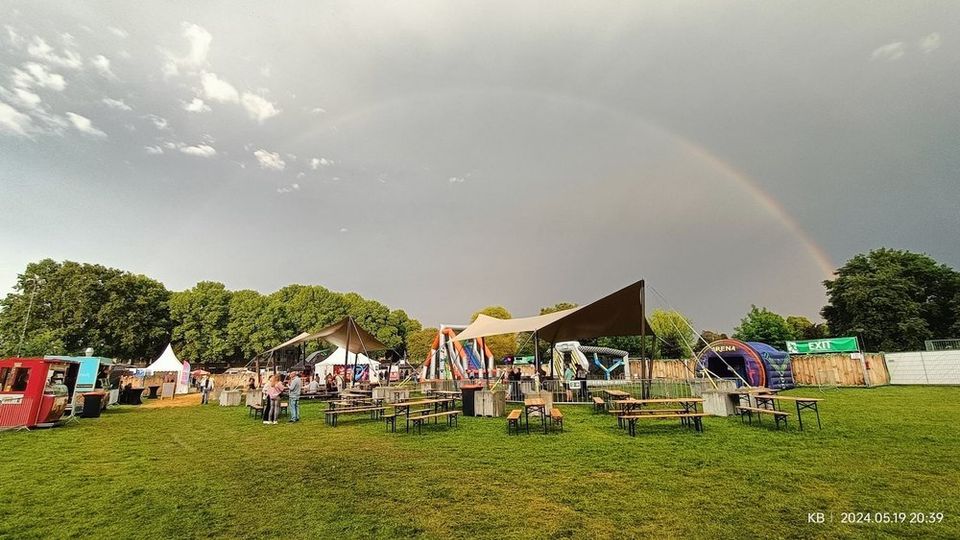 Tent met daarboven reegenboog op het Lidwinaveld in Vught