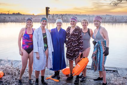 een groep vrouwen die gaan winterzwemmen