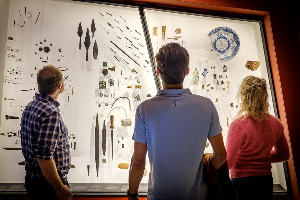 Bezoekers bewonderen Romeinse vondsten in het museum van Castellum Hoge Woerd.