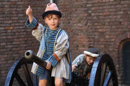 Ridder tijdens kinderfeestje in het kasteel