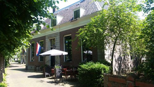 De ingang met de tuin van Het Broeker Huis