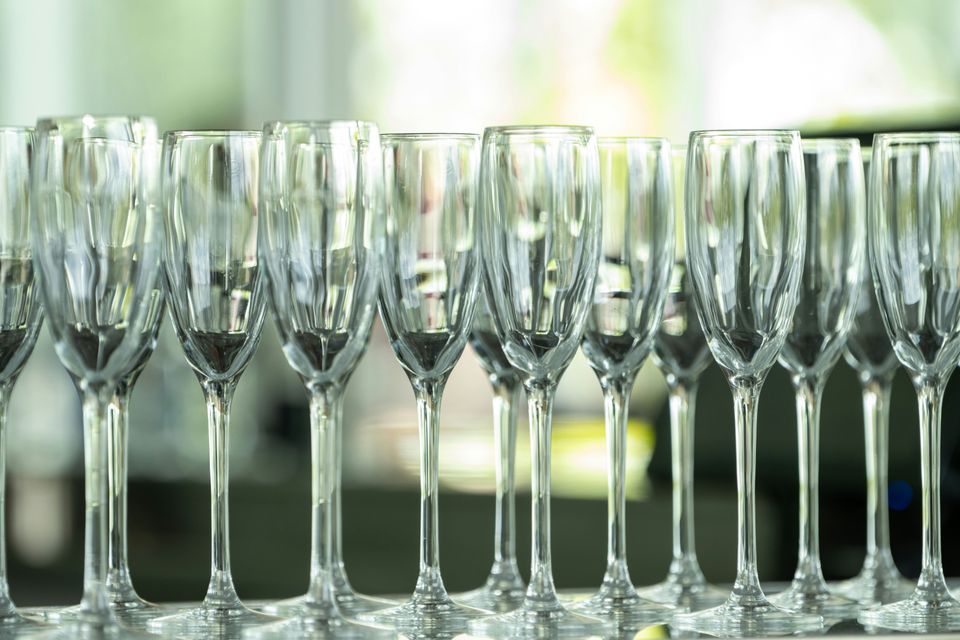 Champagne glazen wachten om gevuld te worden