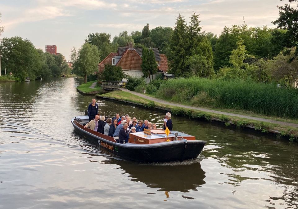 Praamboot vaart over de Dokkumer Ee