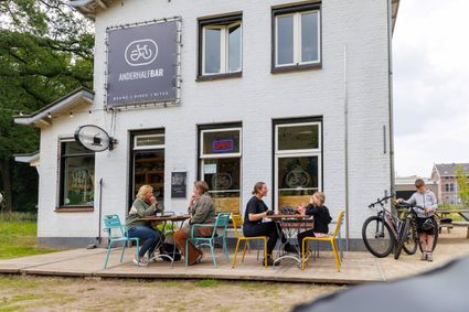 anderhalf bar met gevuld terras