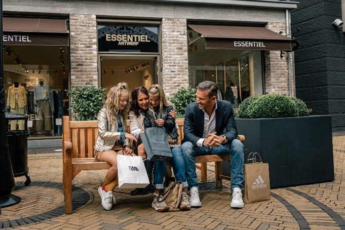 Designer Outlet Roosendaal, gezin op een bankje