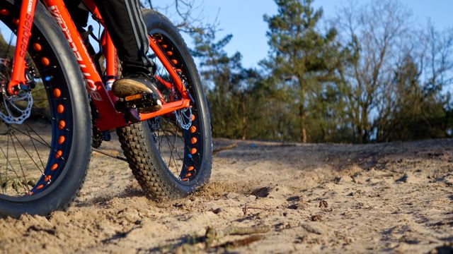 Gedeelte van een FAT bike in het zand