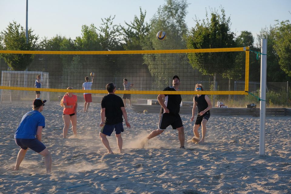 Beachvolleybal - aantal mensen spelen volleybal op het strand
