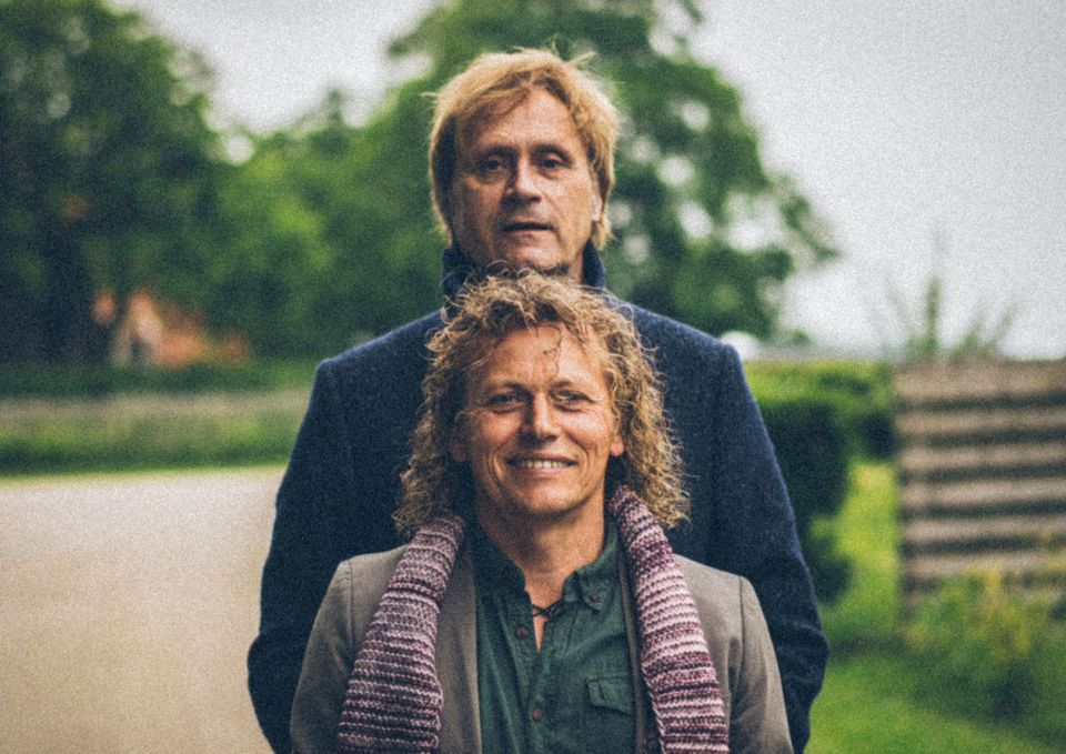 Twee mannen lachend op de foto