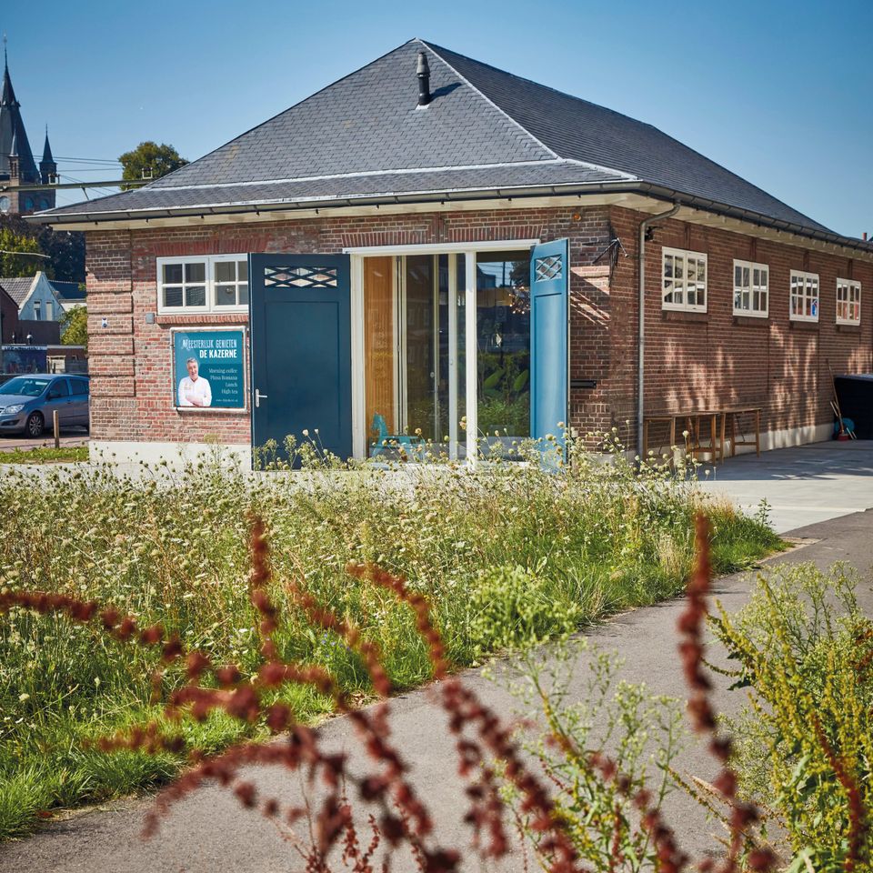 De ingang van de Kazerne.