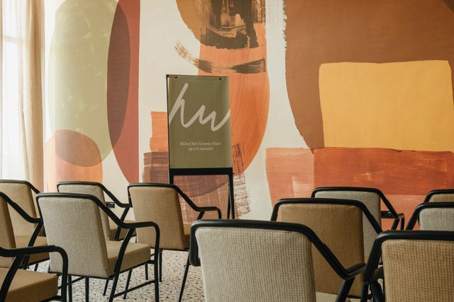 Vergaderlocatie Hotel Van der Valk Woerden, Woerden, Groene Hart, moderne vergaderzaal met comfortabele stoelen, presentatiescherm en eigentijdse inrichting voor zakelijke bijeenkomsten en evenementen.