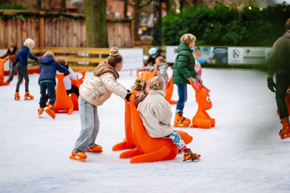 Schaatsers op de ijsvloer