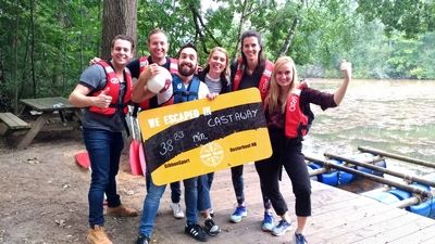 Groep met bord ervoor