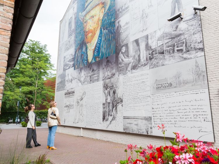 2 vrouwen die naar een Van Gogh muurschildering kijken in Etten-Leur