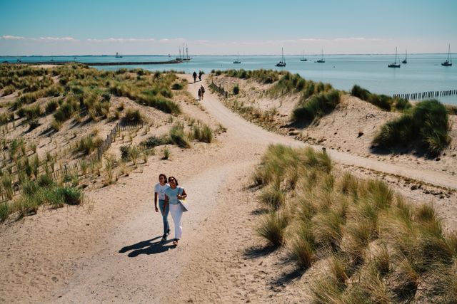 Mensen aan het wandelen Marker Wadden.