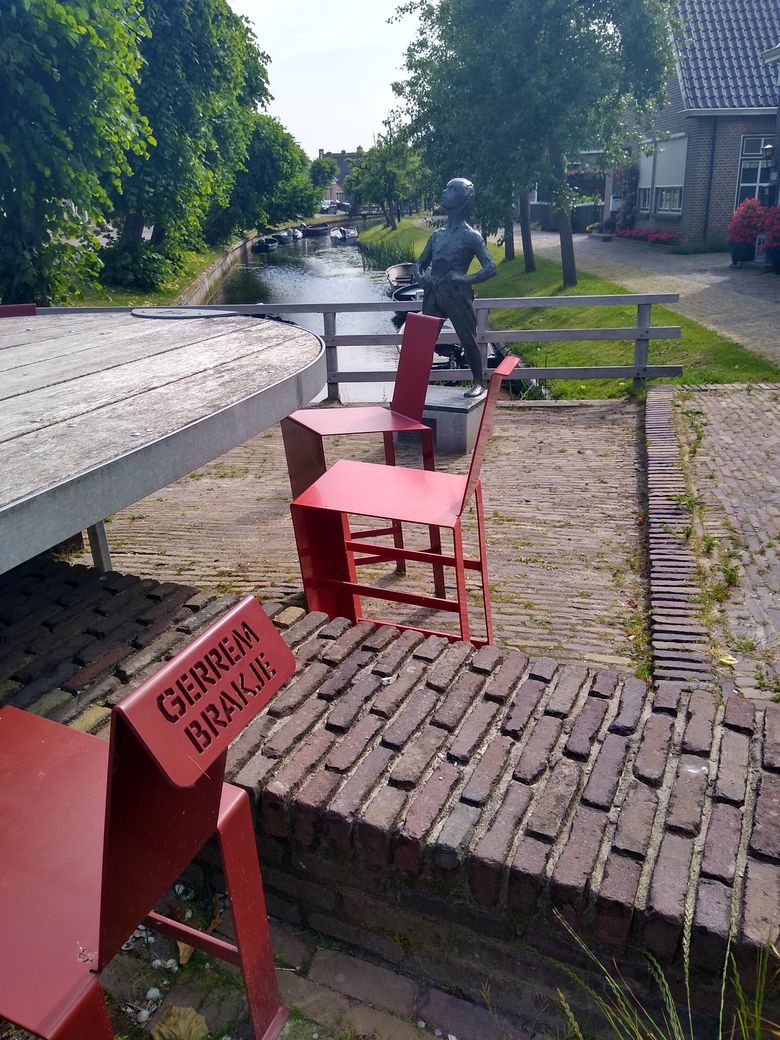 De Broekophâlder van kunstenaar Aizo Betten