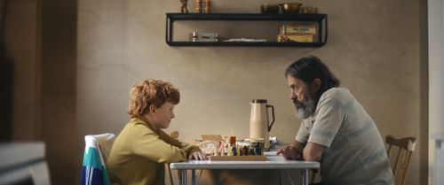 Jongen en man aan een tafel