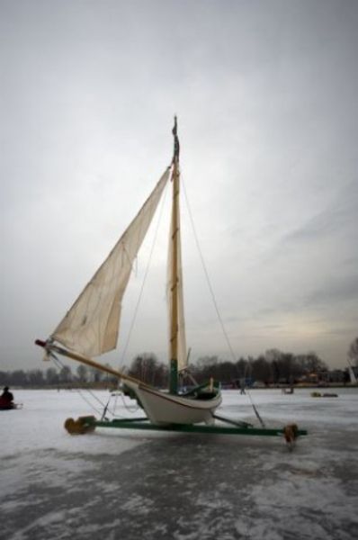 Een foto van een boot op het ijs