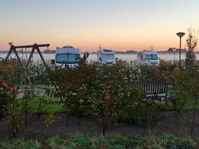 Zonsondergang met campers op Campeerboerderij Dé Soley