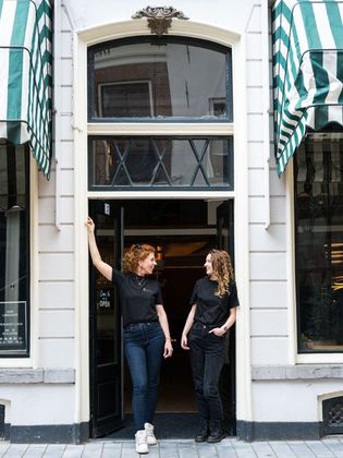 Eigenaressen, moeder en dochter, Miriam en Lindy