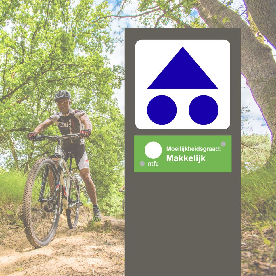Volg de groene bewegwijzering van de driehoek met twee rondjes. De bordjes vind je op palen langs de route.