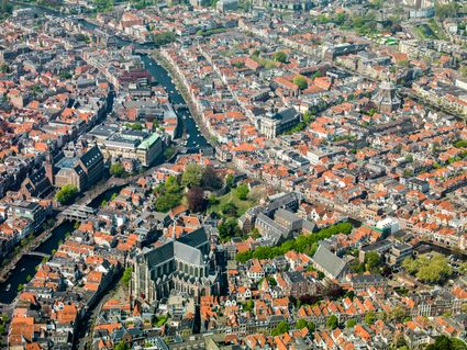 Luchfoto van de marekerk en binnenstad leiden