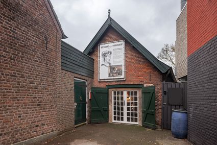 Een foto van de werkplaats waar Theodorus de Vries een perspectiefraam geplaats heeft voor de familie Van Gogh