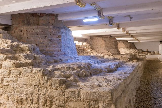 Stenen restanten van de funderingen van de tempel onder de Grote Kerk in Elst.