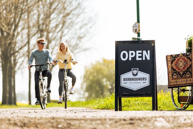 Een foto van fietsende mensen naar bierbrouwerij Oijen.