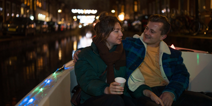 Een koppel in een bootje op de grachten van Delft in de avond