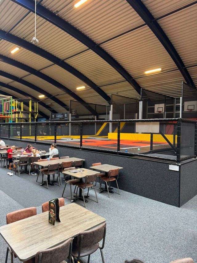 Trampoline in binnenspeeltuin