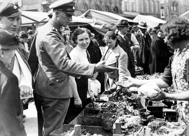 Duitse militair op de Markt